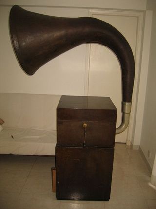 EXPERT Senior with record cabinet